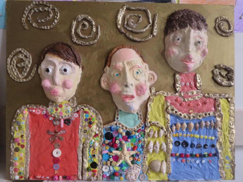 Bas-relief avec des portraits en argile et incrustation de petits objets